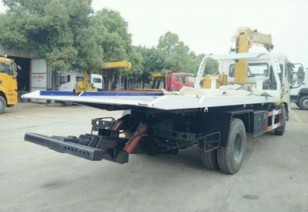 LHD CLW Wrecker Truck with Crane