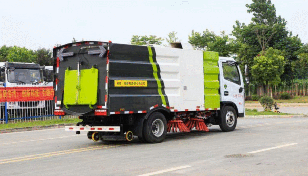 LHD CLW Road Sweeping Sanitation Vehicle (Diesel)