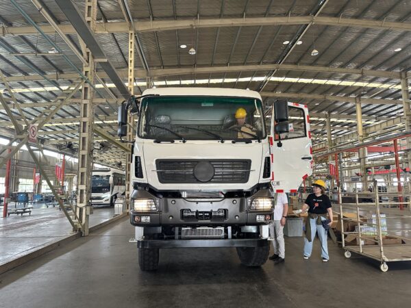 LHD/RHD Dongfeng 6x4 6x6 Passenger Truck (Diesel/CNG/LNG/EV)