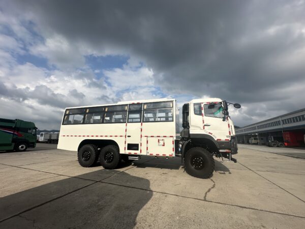 LHD/RHD Dongfeng 6x4 6x6 Passenger Truck (Diesel/CNG/LNG/EV)
