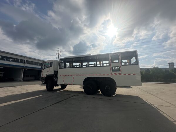 LHD/RHD Dongfeng 6x4 6x6 Passenger Truck (Diesel/CNG/LNG/EV)